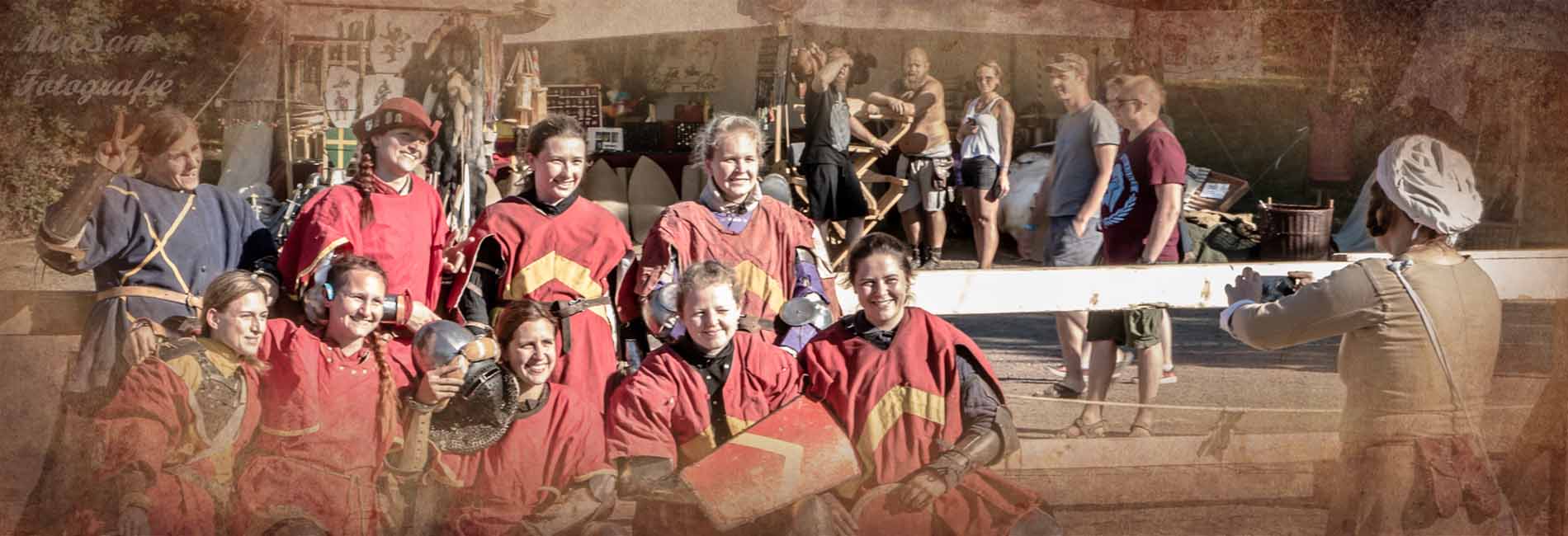 Frauen in Rüstung posieren für Foto