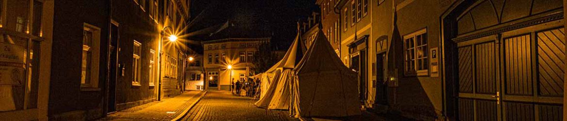 Mittelalterzelte bei Nacht in der Stadt