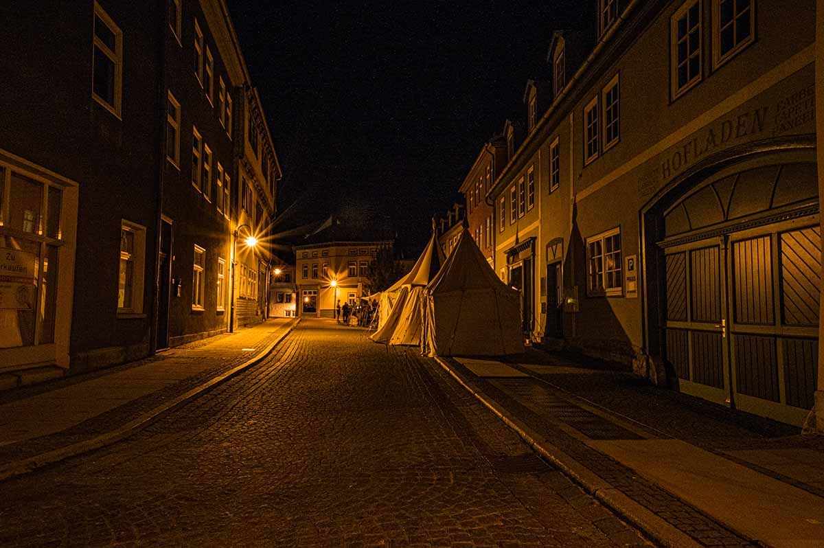 Mittelalterzelte bei Nacht in der Stadt